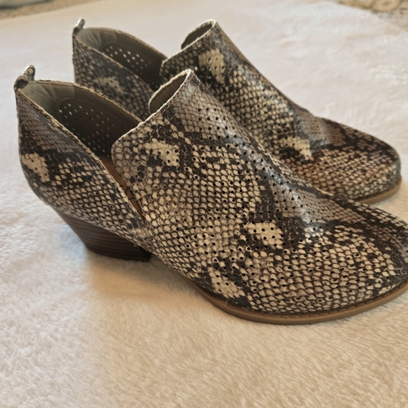 Baretraps Women's Snake Skin Print Ankle Booties - Gold Size 6 1/2 Classic - Picture 7 of 10